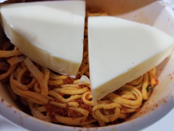 中本のカップ麺チーズトッピング