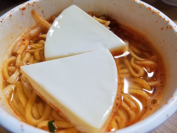 中本のカップ麺チーズトッピング