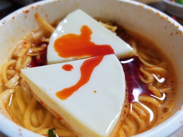 中本のカップ麺チーズトッピング