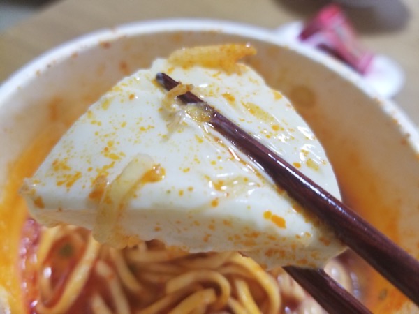 中本のカップ麺チーズトッピング
