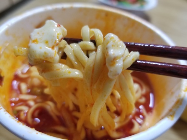 中本のカップ麺チーズトッピング