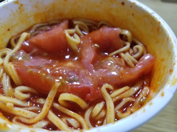 中本のカップ麺チーズトッピング