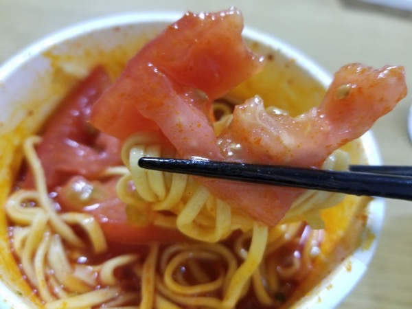 中本のカップ麺チーズトッピング